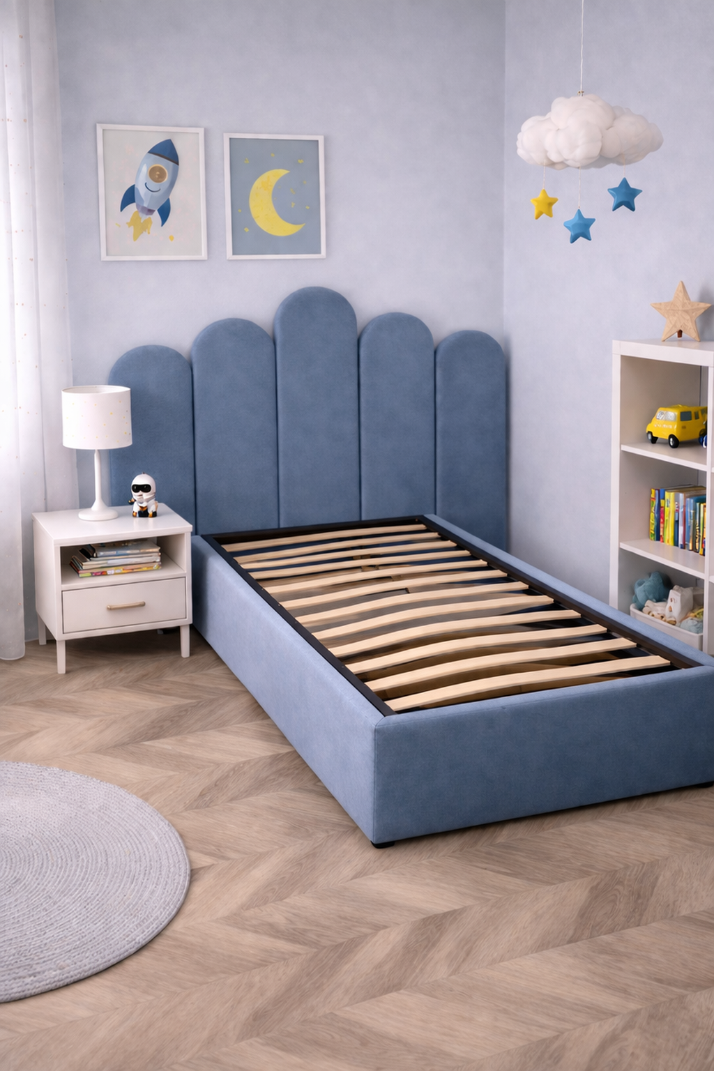 Детско синьо легло с подматрачна рамка в момчешка стая от Sleepmode