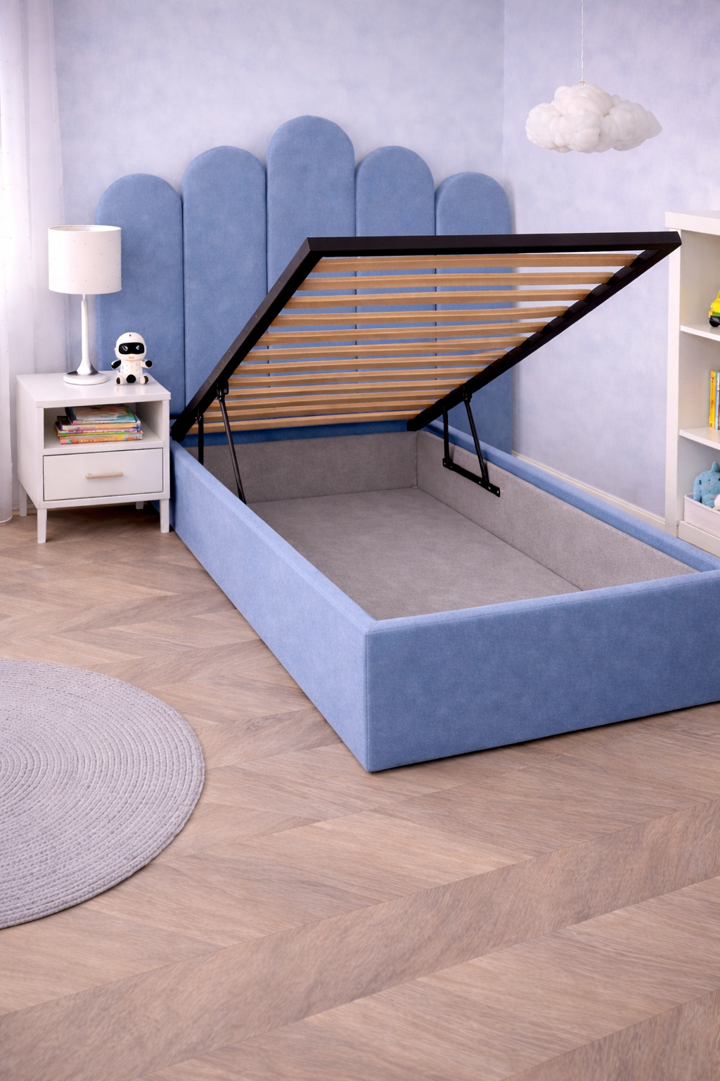 Синьо легло с подматрачна рамка и повдигащ механизъм в детска стая от Sleepmode