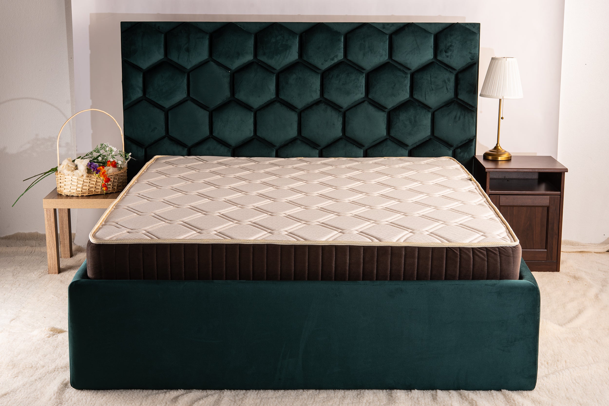 матрак за спалня с органичен памук и коноп поставен върху луксозно тапицирано легло