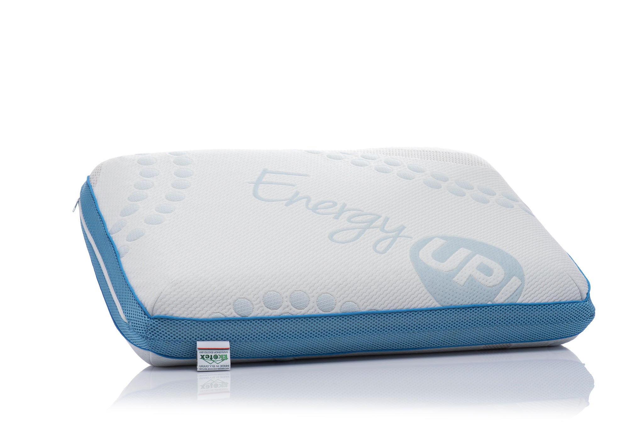 Възглавница с калъф с надпис Енерджи и етикет Екотекс на бял фон