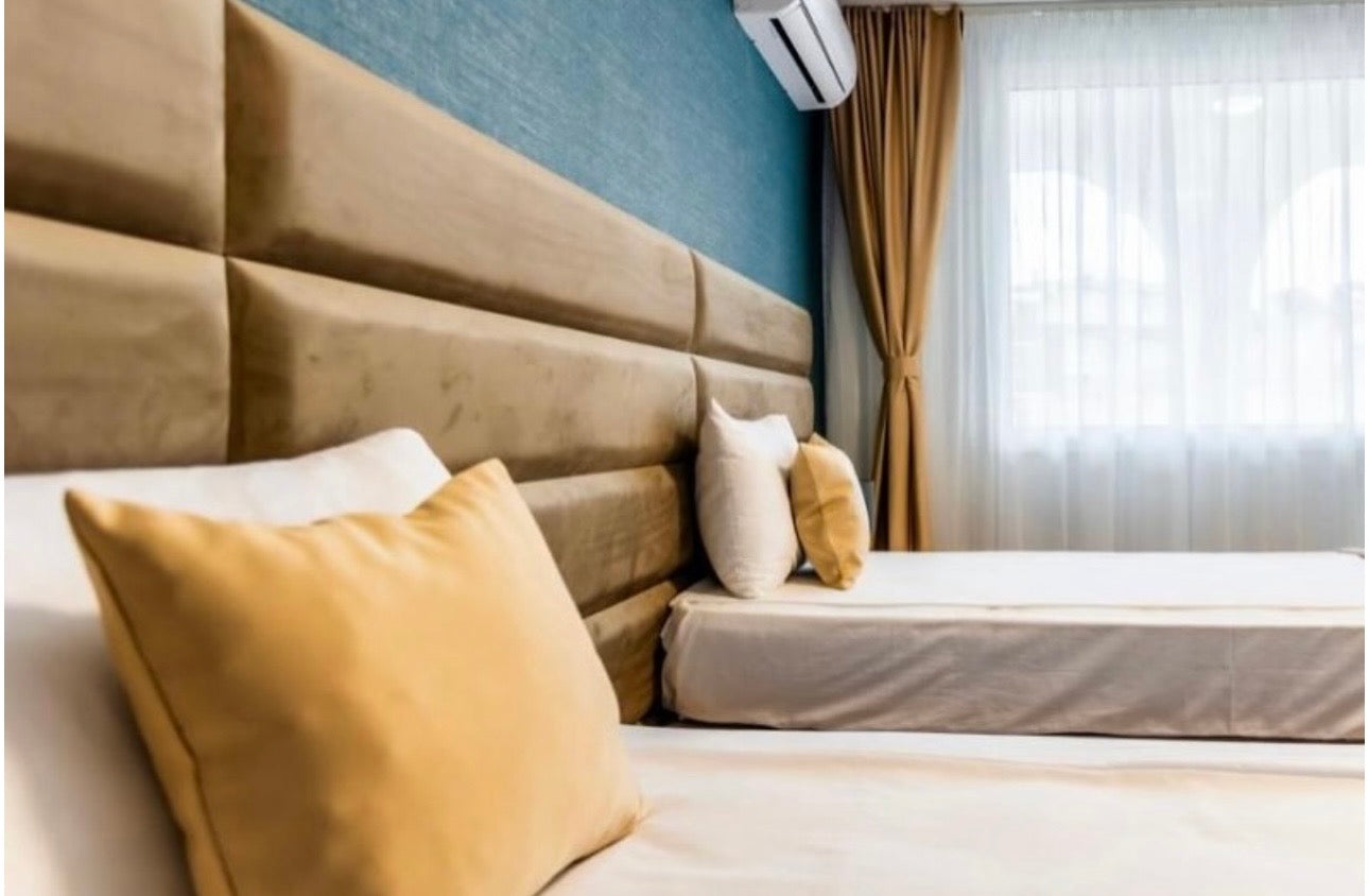 Хотелска стая оборудвана с тапицирани основи, матраци и спално бельо от Sleepmode