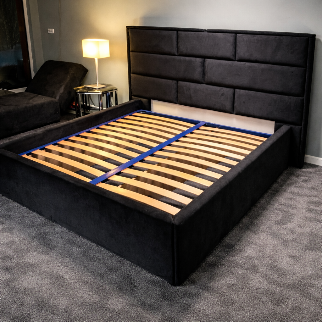 Луксозна тапицирана спалня с подматрачна рамка и табла, разположена в интериор от Sleepmode