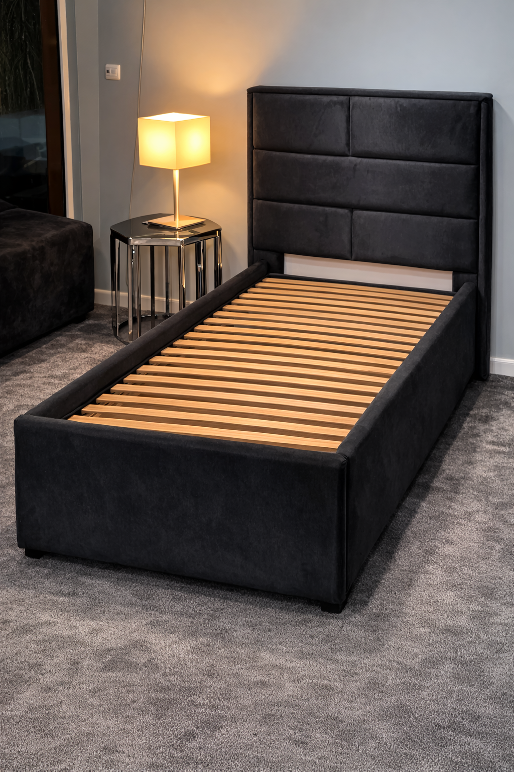 Единично тапицирано легло с подматрачна рамка и табла, разположено в интериор от Sleepmode