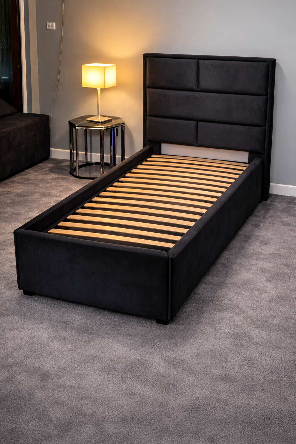 Единично тапицирано легло с подматрачна рамка и табла, разположено в интериор от Sleepmode